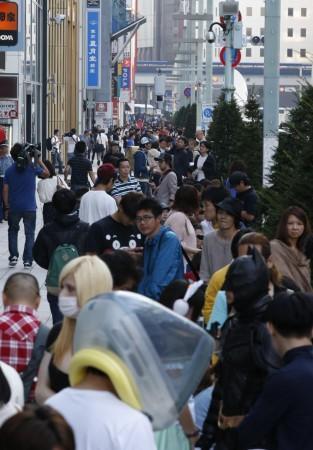 People wait in line outside an Apple store an Apple Store to purchase Apple's new iPhone 5S and 5C at Tokyo's Ginza shopping district Apple Store