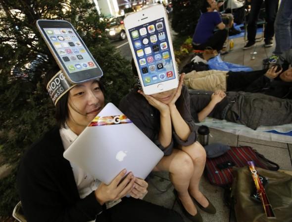 People wait for the release of Apple's new iPhone 5S in Tokyo iPhone 5S
