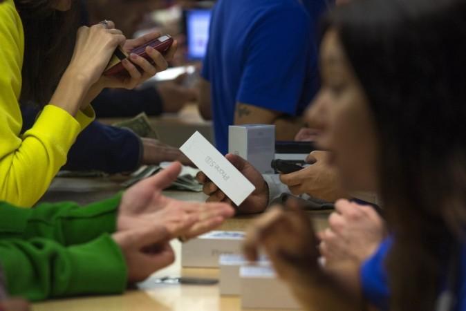 Customers purchase the iPhone 5s at the Apple retail store on Fifth Avenue in Manhattan, New York iPhone 5s