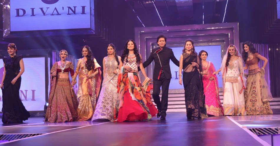 Shah Rukh Khan Escorts Nine Leading Heroines on Ramp (Varinder Chawla)