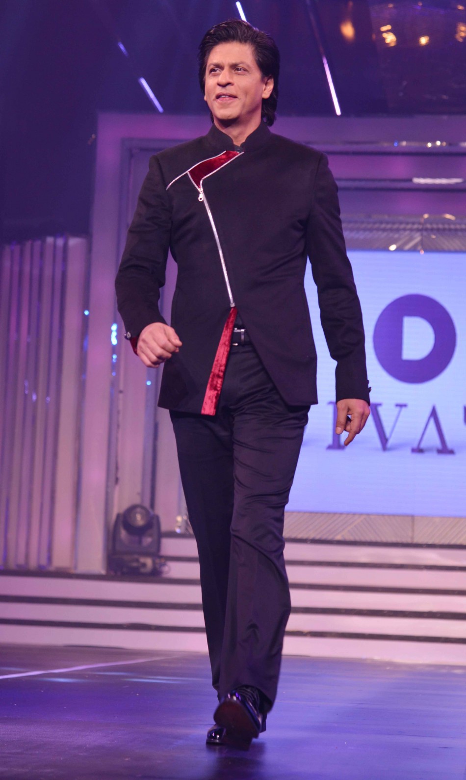 Shah Rukh Khan walks the ramp (varinder chawla)