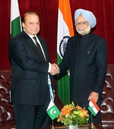 Pakistan Prime Minister Nawaz Sharif with Indian Prime Minister Manmohan Singh