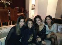 jiah-khan-with-mother-rabiya-and-sisters-at-a-happy-time