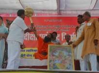 baba-ramdev-blessing-one-of-his-followers