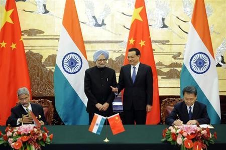 Chinese Premier Li Keqiang (2nd R) and India's Prime Minister Manmohan Singh (2nd L) attend a signing ceremony at the Great Hall of the People in Beijing October 23, 2013.