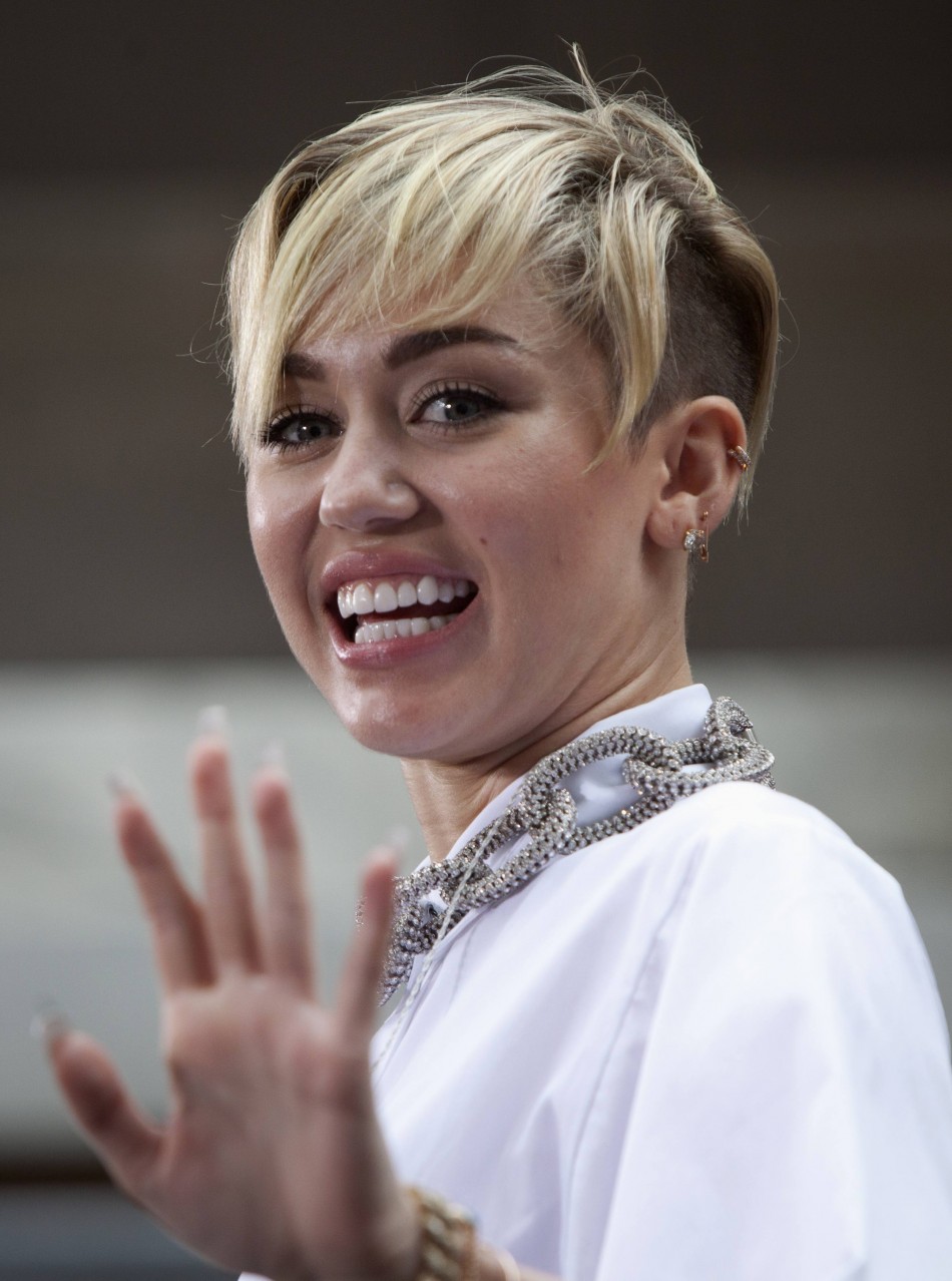 Miley would rather be naked than cry | TopNews