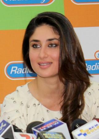 Kareena Kapoor Stuns in Dotted Frock, Promotes 'Gori Tere Pyar Mein ...