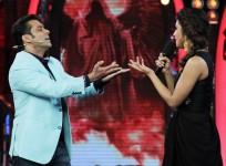 priyanka-chopra-and-salman-khan-at-bigg-boss-7-photo-varinder-chawla