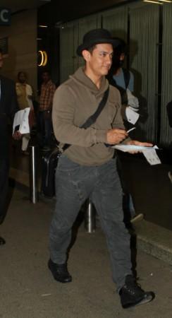 Aamir Khan at Mumbai airport Aamir Khan