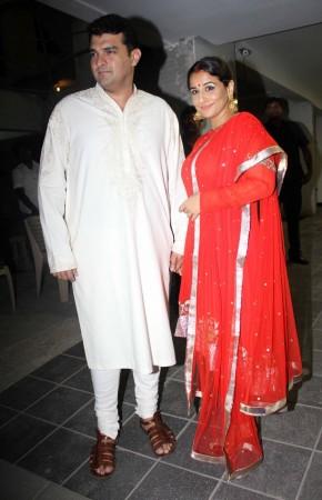 Vidya Balan in Red with husband Siddharth Roy kapoor (Varinder Chawla) Vidya Balan in Red with husband Siddharth Roy kapoor (Varinder Chawla)