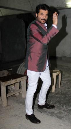 Anil Kapoor waves to the cameras (Varinder Chawla) Anil Kapoor waves to the cameras (Varinder Chawla)