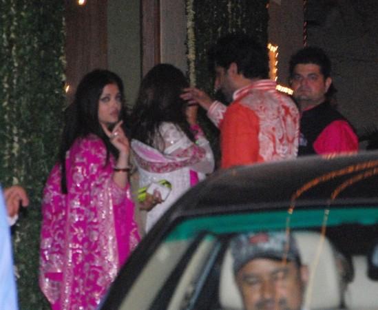 Aishwarya busy attending guests (Varinder Chawla) Aishwarya busy attending guests (Varinder Chawla)
