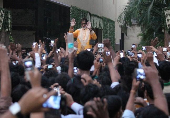 Amitabh Bachchan Obliges to Fans on the occasion of Diwali ( Varinder Chawla) Amitabh Bachchan Obliges to Fans on the occasion of Diwali ( Varinder Chawla)