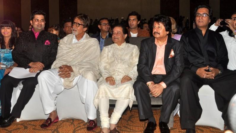 Talat Aziz, Anup Jalota, Pankaj Udhas and Sumeet Tappoo with Amitabh Bachchan Talat Aziz, Anup Jalota, Pankaj Udhas and Sumeet Tappoo with Amitabh Bachchan