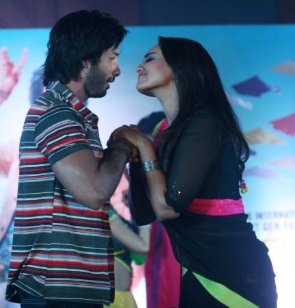 Shahid Kapoor and Sonakshi Sinha at Shahid Kapoor, Sonakshi Sinha