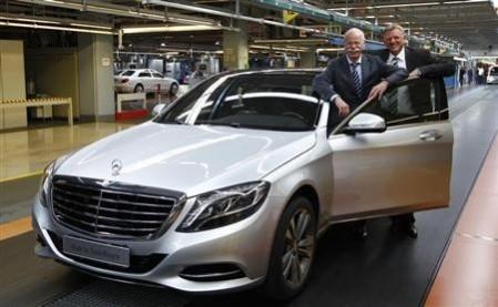 Dieter Zetsche (L), CEO of German carmaker Daimler, and Mercedes production boss Andreas Renschler pose with a new Mercedes-Benz S400 hybrid car in Sindelfingen near Stuttgart, June 12, 2013. Mercedes-Benz S400 hybrid