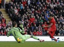 liverpool-luis-suarez-stekelenburg