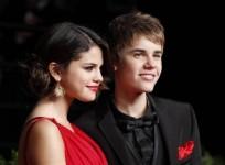 singers-justin-bieber-and-selena-gomez-arrive-at-the-2011-vanity-fair-oscar-party-in-west-hollywood