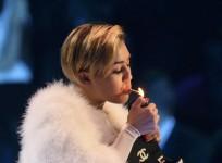 miley-cyrus-admits-to-smoking-weed-onstage-at-the-emas-claims-she-knew-fans-would-love-it