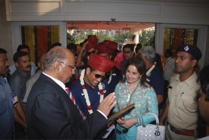 Sachin Tendulkar felicitated by the Mumbai Cricket Association (MCA). Sachin Tendulkar, Anjali Tendulkar