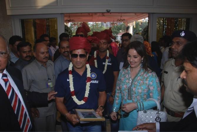 Sachin Tendulkar felicitated by the Mumbai Cricket Association (MCA). Sachin Tendulkar, Anjali