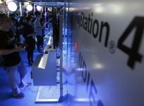 visitors-try-out-playstation-4-console-at-the-tokyo-game-show