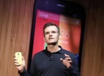 motorola-ceo-dennis-woodside-holds-moto-g-mobile-at-the-sao-paulo-event-2013