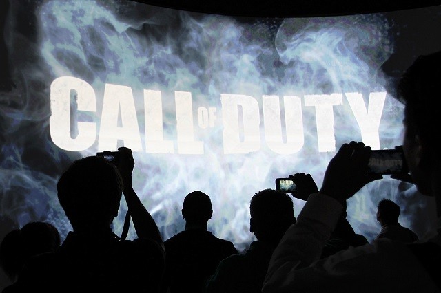 People watch a demonstration of Call of Duty at E3 Event in California, 2013.