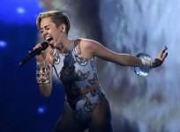 miley-cyrus-performs-quotwrecking-ballquot-at-the-41st-american-music-awards-in-los-angeles