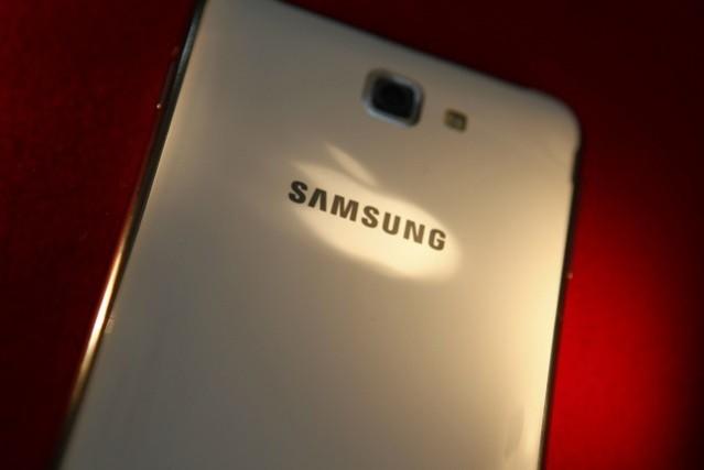 The logo of Apple Inc is reflected on the back of a Samsung Galaxy Note smartphone in this photo illustration taken in Beijing June 5, 2013. Samsung Galaxy Note smartphone in Beijing, 2013.