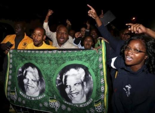 People outside Nelson Mandela's house People outside Nelson Mandela's house