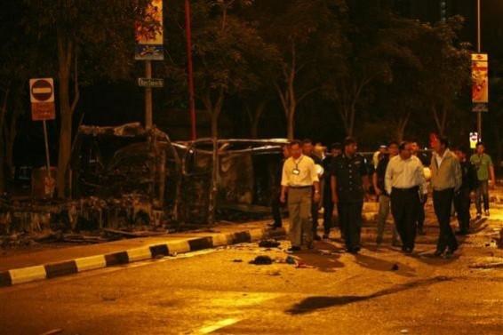 Singapore's Deputy Prime Minister Teo Chee Hean (front R) and Minister in Prime Minister's Office S Iswaran (front 2nd R) look at the site of two burnt vehicles following a riot in Singapore's Little India Singapore's Deputy Prime Minister Teo Chee Hean (front R) and Minister in Prime Minister's Office S Iswaran (front 2nd R) look at the site of two burnt vehicles following a riot in Singapore's Little