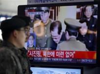 south-korean-soldiers-walk-past-a-television-showing-reports-on-the-execution-of-jang-song-thaek-who-is-north-korean-leader-kim-jong-un039s-uncle-at-a-railway-station-in-seoul-december-13-2013