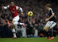 mesut-ozil-arsenal-luke-shaw-southampton