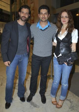 Hrithik Roshan (L), Aftab Shivdasani (C) and Roshan's wife Suzanne pose for a picture during the premiere of movie Hrithik-Sussanne Split