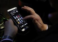 an-attendee-tests-the-new-htc-one-during-a-launch-event-in-new-york