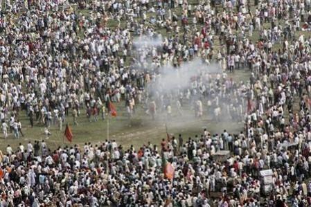 Smoke rises after a bomb exploded near a public ground where Gujarat's chief minister and Hindu nationalist Narendra Modi, the prime ministerial candidate for the Bharatiya Janata Party (BJP), was to address a rally in Patna October 27, 2013.