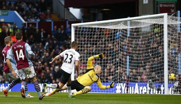 Manchester United midfielder Tom Cleverley slots in past Aston Villa goalkeeper Brad Guzan in the English Premier League, December 15. Reuters Cleverley Manchester United Aston Villa Guzan