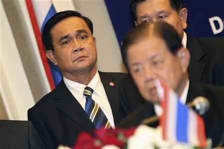 Commander-in-chief of the Royal Thai Army Prayuth Chan-ocha (L)