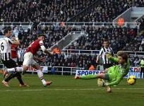 giroud-arsenal-newcastle-krul-williamson-debuchy
