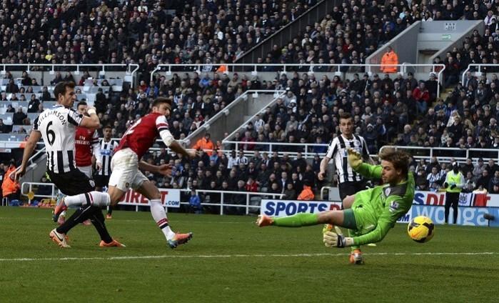 Arsenal striker Olivier Giroud heads in the winner past Newcastle goalkeeper Tim Krul in their English Premier League game, December 29. Reuters Giroud Arsenal Newcastle Krul Williamson Debuchy