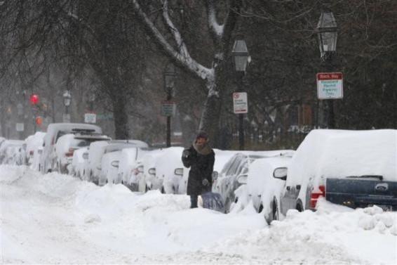 A driver works to dig a car out of the snow during a winter nor'easter snow storm in Boston, Massachusetts January 3, 2014. A driver works to dig a car out of the snow during a winter nor'easter snow storm in Boston, Massachusetts January 3, 2014.