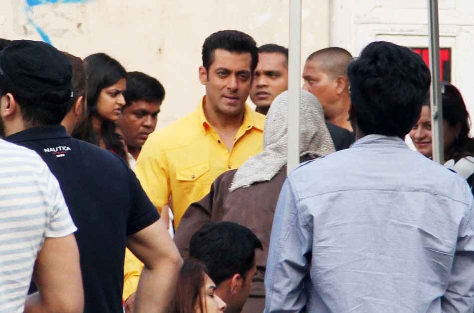 A leading tabloid recently claimed that Khan was miffed with Kumar during the shoot of a Salman Khan