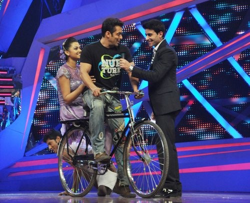 Salman Khan with the contestant of Nach Baliye Salman Khan with the contestant of Nach Baliye