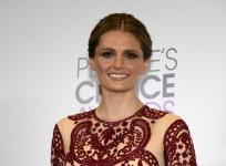 Stana Katic poses with her award at the 2014 People's Choice Awards in Los Angeles