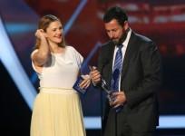 drew-barrymore-presents-the-quotfavourite-comedic-movie-actorquot-award-to-adam-sandler