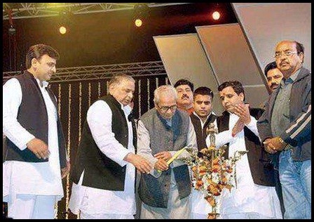 Akhilesh Yadav along with father Mulayam Singh Yadav inaugurating the Saifai Mahotsav 2012