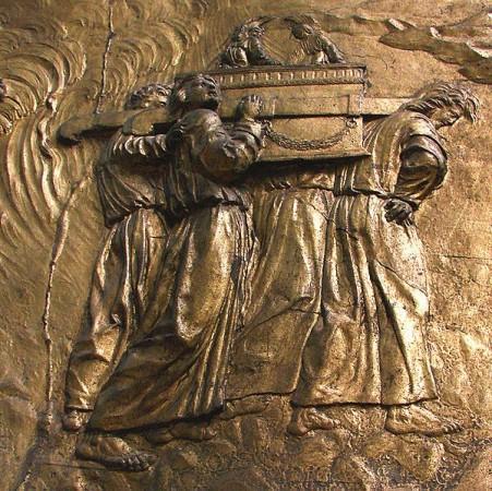 Carrying the Ark of the Covenant: gilded bas-relief at the Auch Cathedral