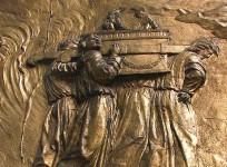 carrying-the-ark-of-the-covenant-gilded-bas-relief-at-the-auch-cathedral