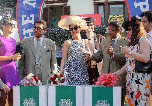 Kareena Kapoor at Mid Day trophy race event Kareena Kapoor at Mid Day trophy race event